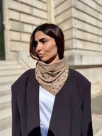 Triangle écharpe effet cuir vegan à œillets – Taupe – vue 1