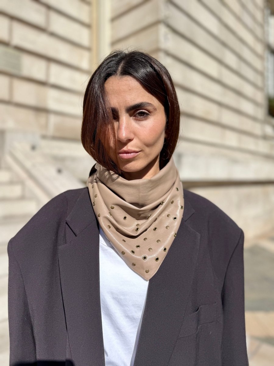 Triangle écharpe effet cuir vegan à œillets – Taupe – vue 2