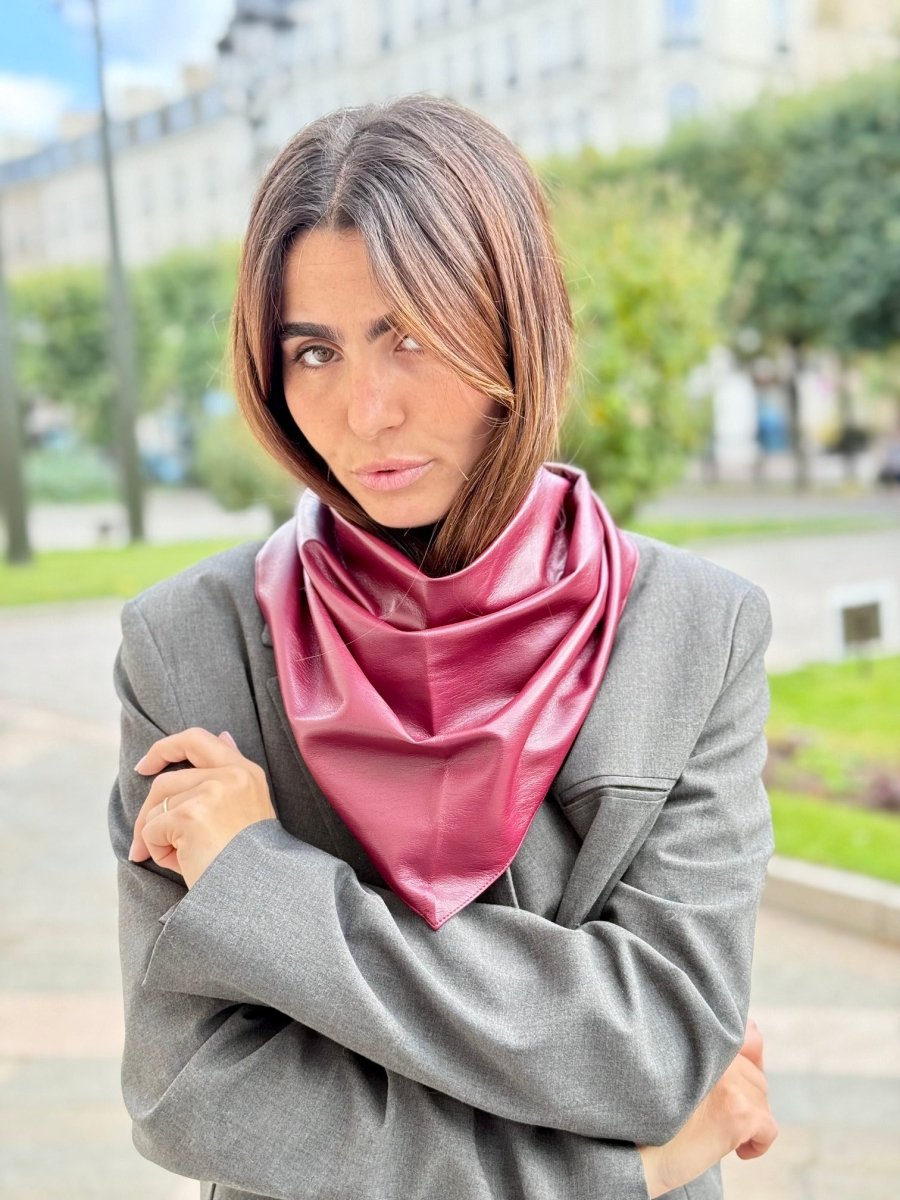 Triangle écharpe effet cuir vegan uni – Bordeaux – vue 2