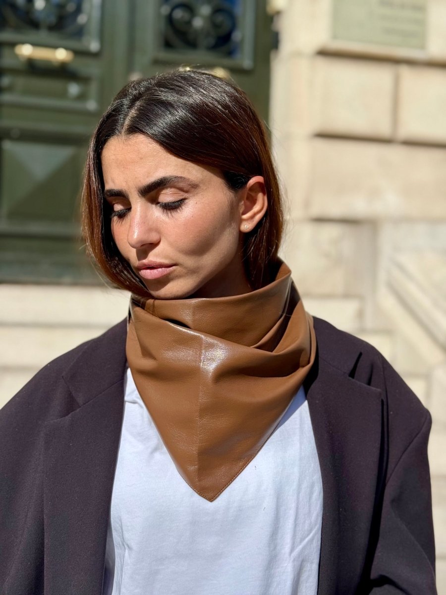 Triangle écharpe effet cuir vegan uni – Camel – vue 1