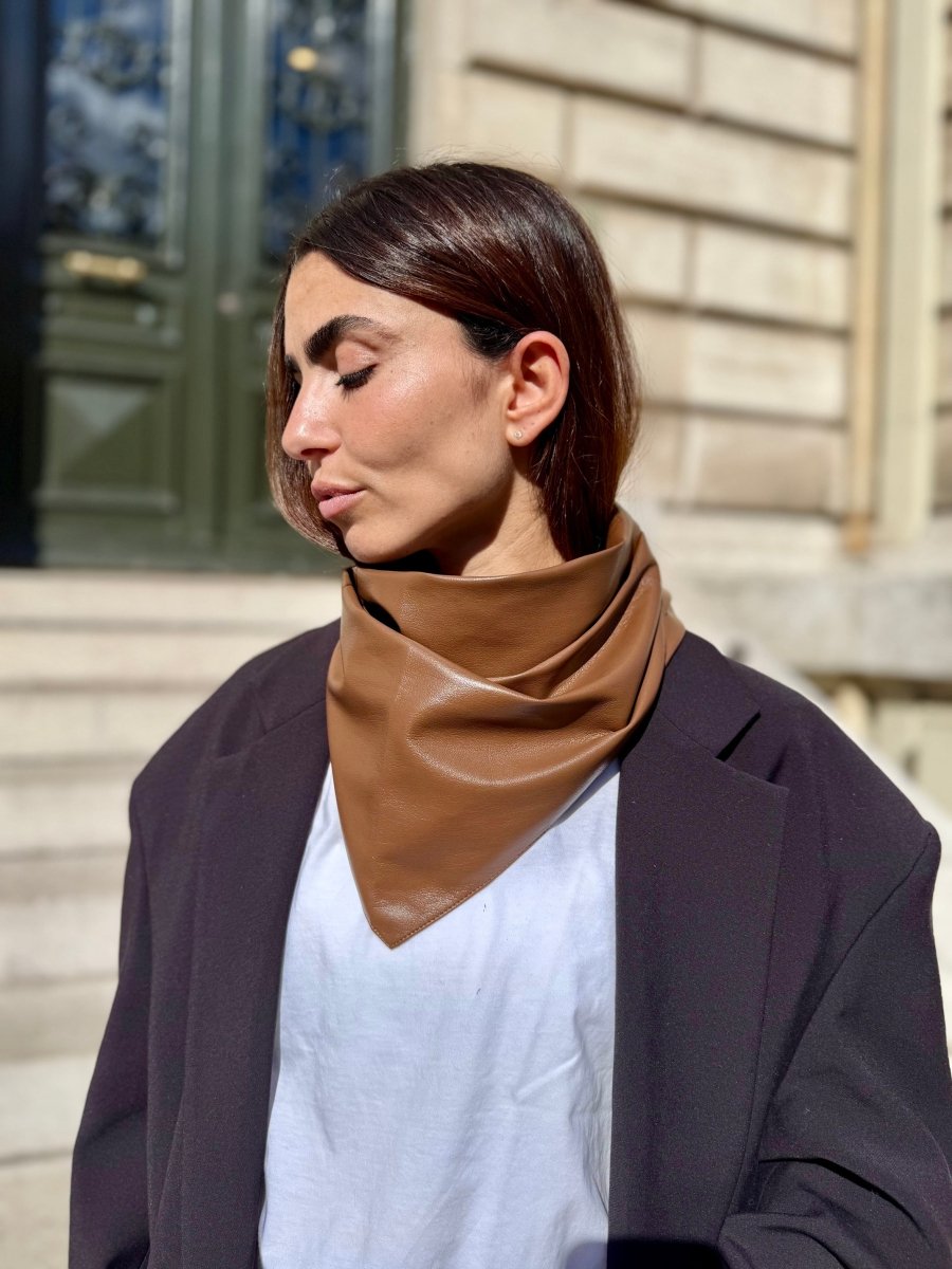Triangle écharpe effet cuir vegan uni – Camel – vue 2