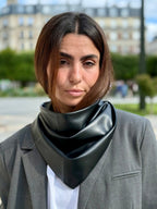 Triangle écharpe effet cuir vegan uni – Noir – vue 1