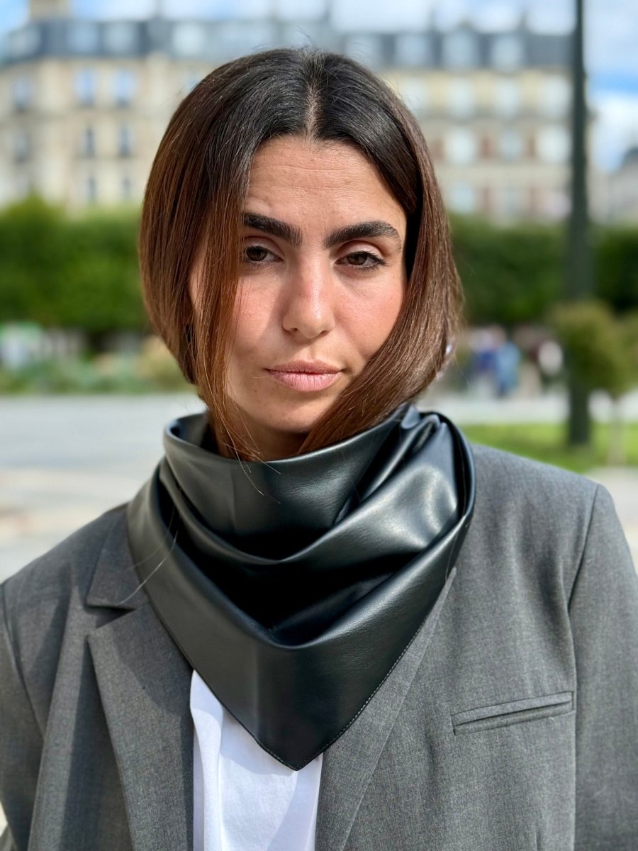 Triangle écharpe effet cuir vegan uni – Noir – vue 1