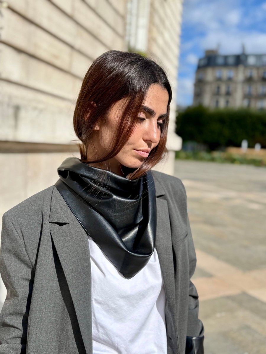 Triangle écharpe effet cuir vegan uni – Noir – vue 2