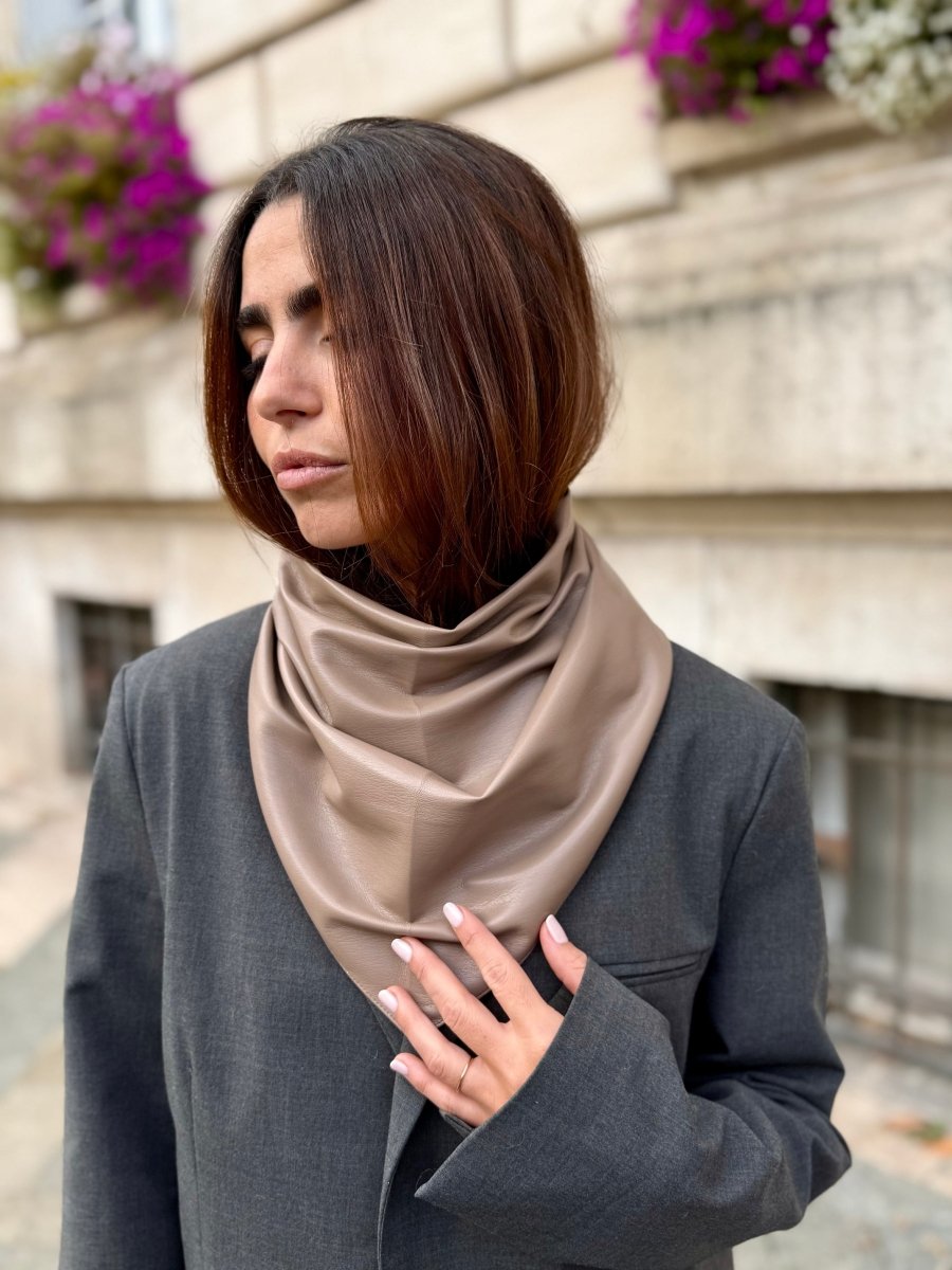 Triangle écharpe effet cuir vegan uni – Taupe