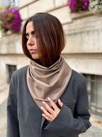 Triangle écharpe effet cuir vegan uni – Taupe – vue 1