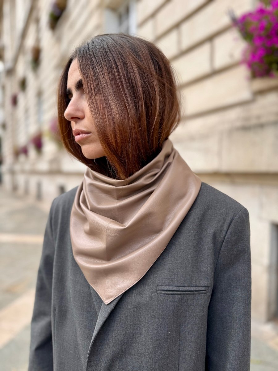 Triangle écharpe effet cuir vegan uni – Taupe – vue 2