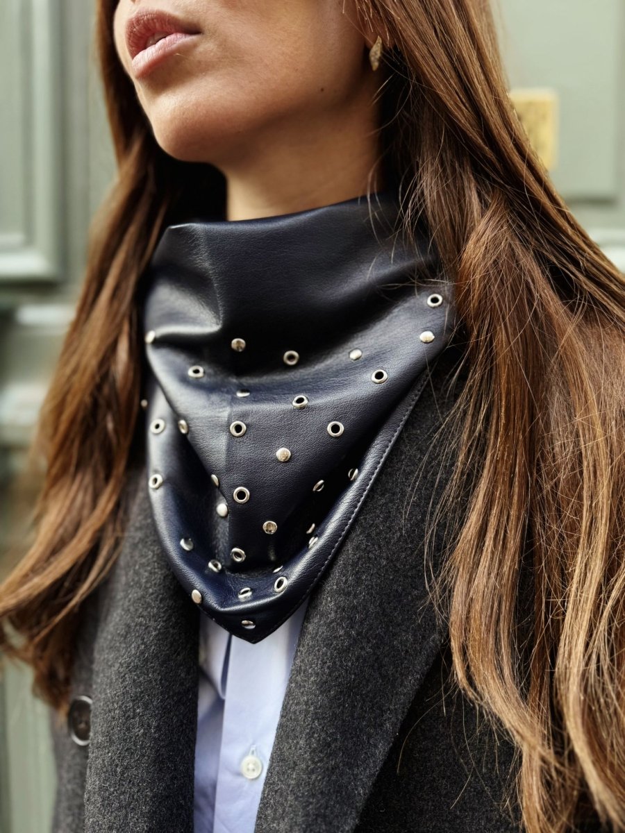Triangle écharpe Effet Cuir Vegan Détails : Œillets argent Bleu marine - Joe & Mey