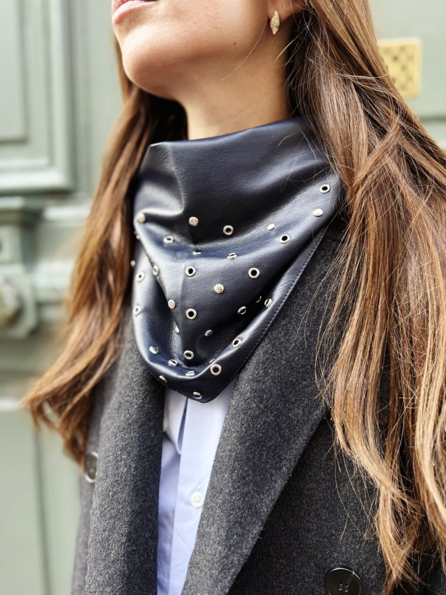 Triangle écharpe Effet Cuir Vegan Détails : Œillets argent Bleu marine - Joe & Mey