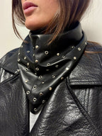 Triangle écharpe Effet Cuir Vegan Détails : Œillets argent Noir - Joe & Mey