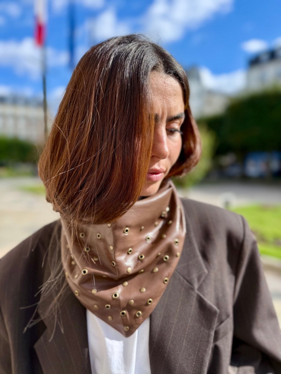 Triangle écharpe Effet Cuir Vegan Détails : Œillets dorés sur le pourtour - Joe & Mey