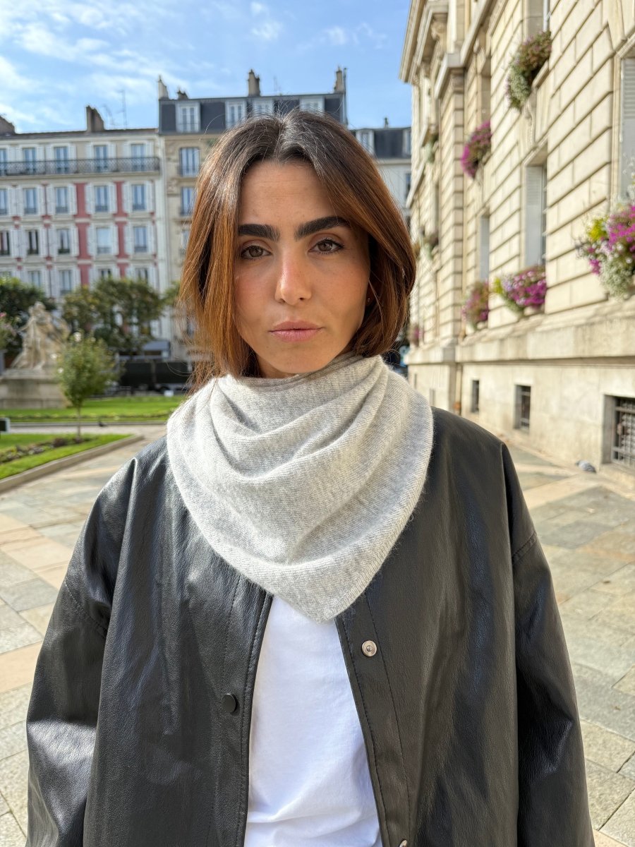 Triangle écharpe de cou en laine et cachemire – Gris chiné clair – vue 1