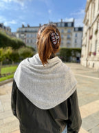 Triangle écharpe de cou en laine et cachemire – Gris chiné clair – vue 2