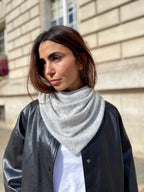 Triangle écharpe de cou en laine et cachemire – Gris chiné clair – vue 3
