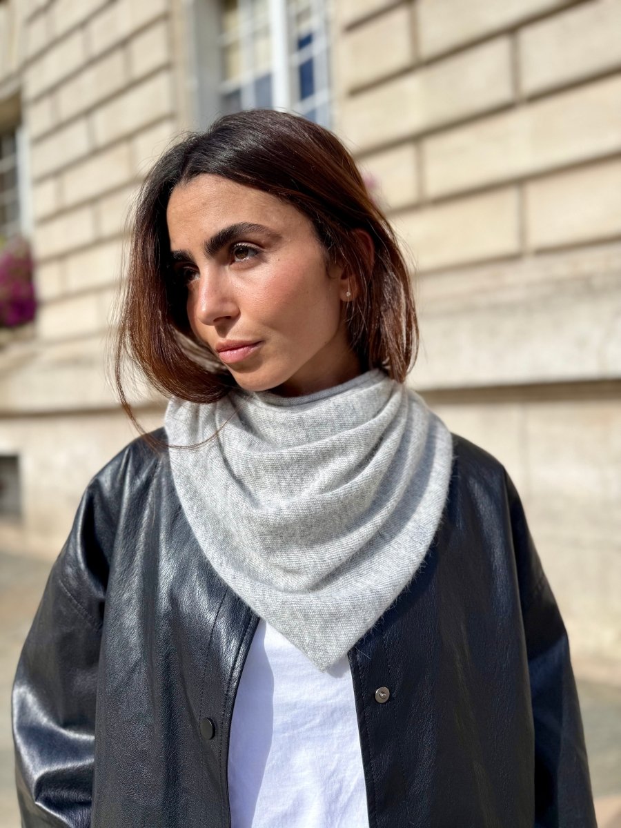 Triangle écharpe de cou en laine et cachemire – Gris chiné clair – vue 3