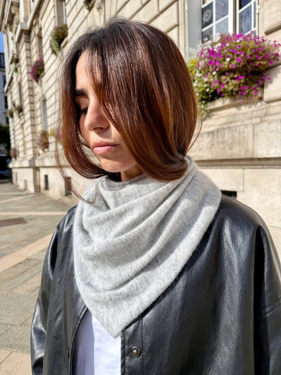 Triangle écharpe de cou en laine et cachemire – Gris chiné clair – vue 7