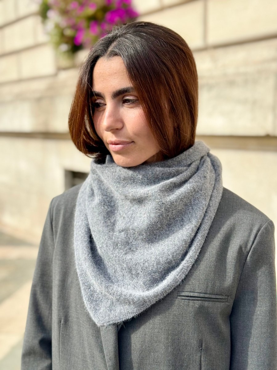 Triangle écharpe de cou en laine et cachemire – Gris chiné foncé – vue 1