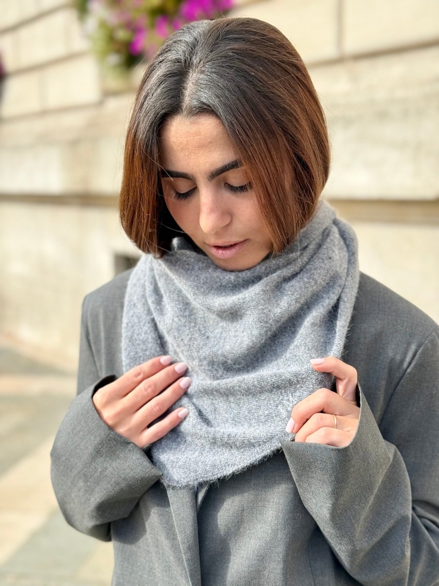 Triangle écharpe de cou en laine et cachemire – Gris chiné foncé – vue 2