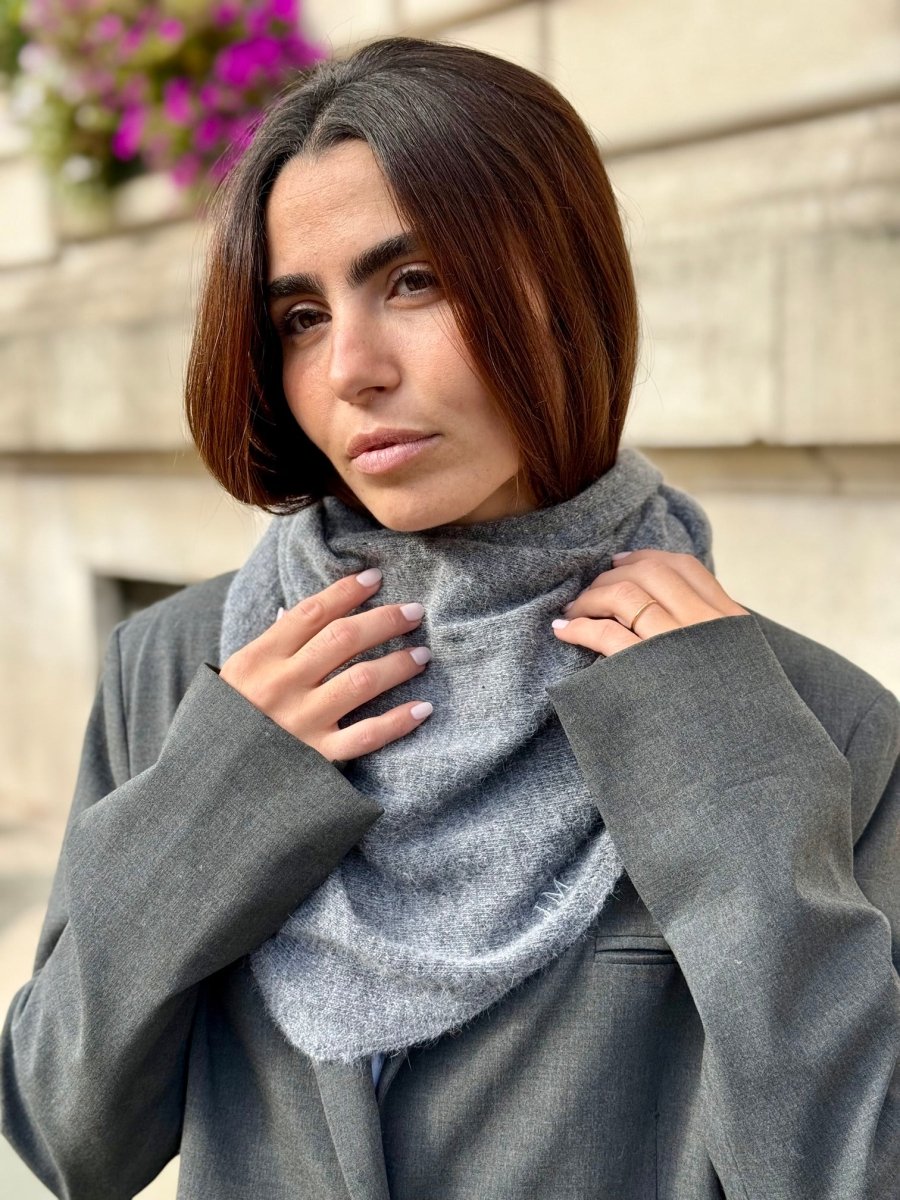 Triangle écharpe de cou en laine et cachemire – Gris chiné foncé – vue 3