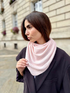 Triangle écharpe de cou en laine et cachemire – Rose pâle – vue 1