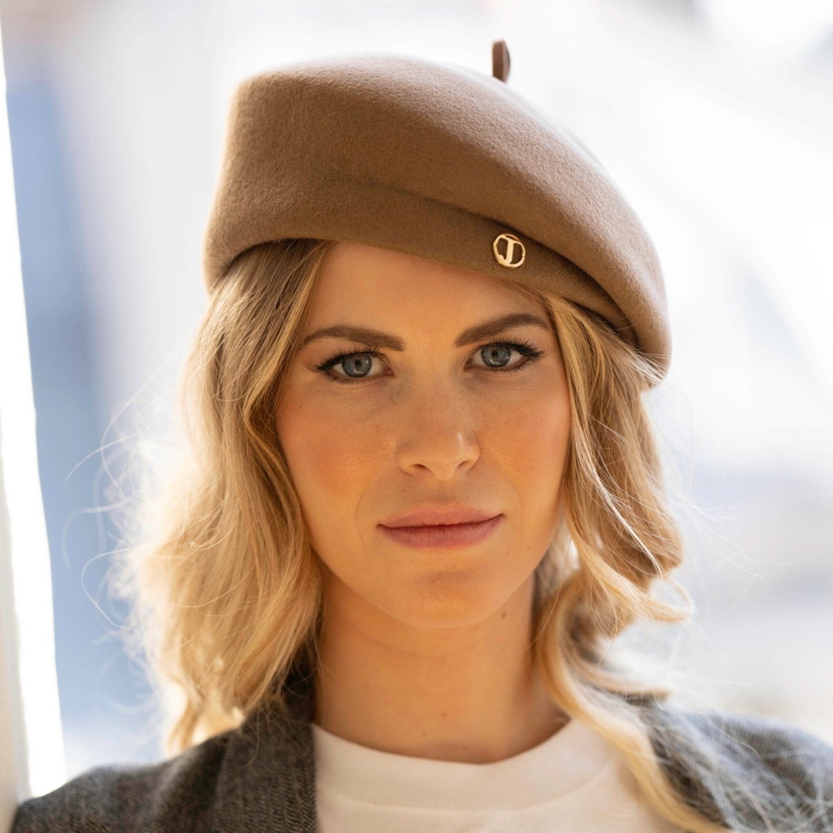 Béret asymétrique en laine – Camel – vue 1
